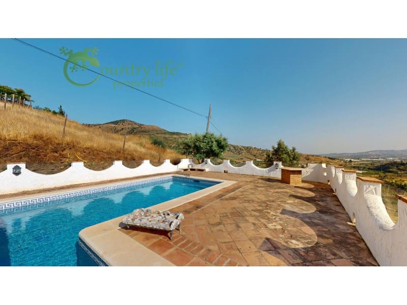 Chalet de 3 habitaciones en Viñuela en venta con piscina - 475.000 € (Ref: 9714754)