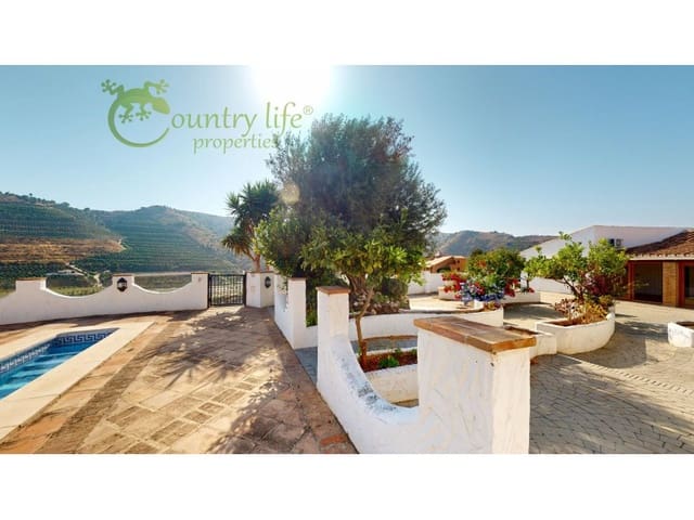 Chalet de 3 habitaciones en Viñuela en venta con piscina - 475.000 € (Ref: 9714754)