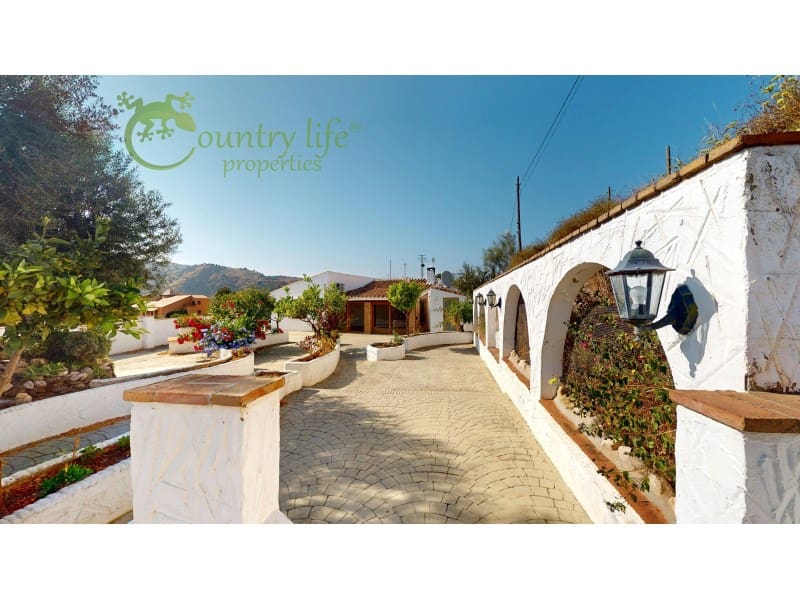 Chalet de 3 habitaciones en Viñuela en venta con piscina - 475.000 € (Ref: 9714754)