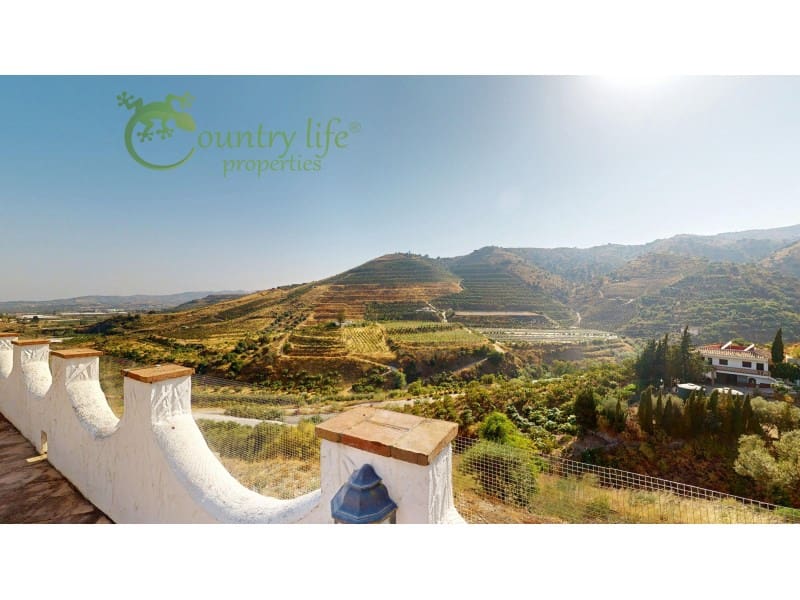 Chalet de 3 habitaciones en Viñuela en venta con piscina - 475.000 € (Ref: 9714754)