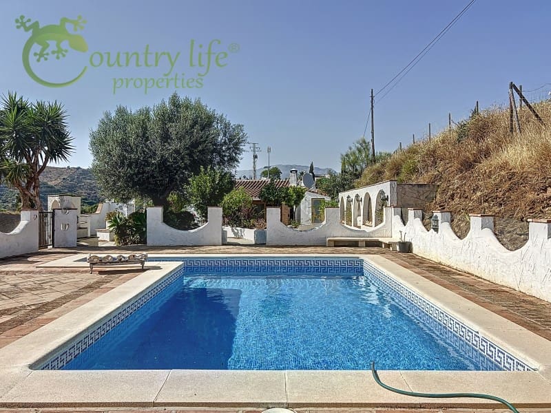 Chalet de 3 habitaciones en Viñuela en venta con piscina - 475.000 € (Ref: 9714754)