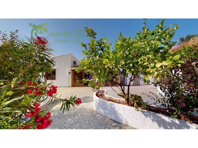 Chalet de 3 habitaciones en Viñuela en venta con piscina - 475.000 € (Ref: 9714754)