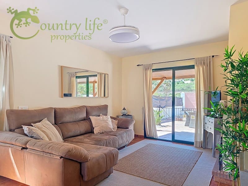 3 bedroom Villa for sale in Alcaucin with pool garage - € 315,000 (Ref: 9735402)