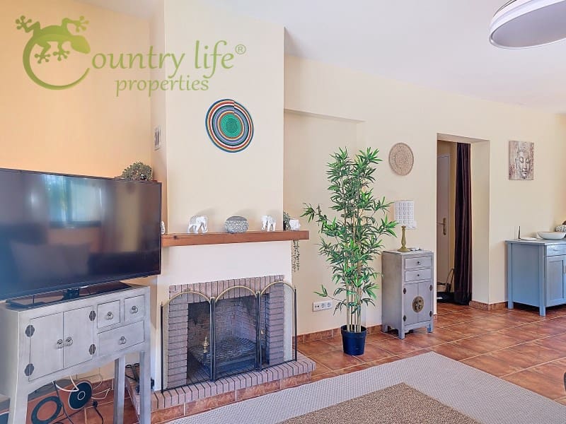 3 bedroom Villa for sale in Alcaucin with pool garage - € 315,000 (Ref: 9735402)