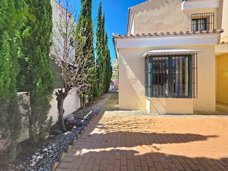 3 bedroom Villa for sale in Alcaucin with pool garage - € 315,000 (Ref: 9735402)