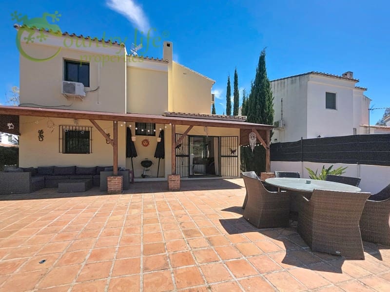 3 bedroom Villa for sale in Alcaucin with pool garage - € 315,000 (Ref: 9735402)