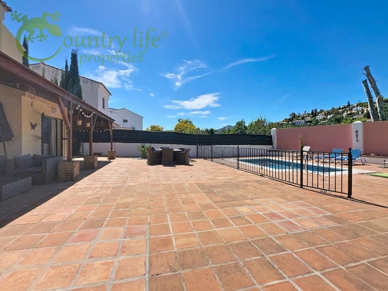 3 bedroom Villa for sale in Alcaucin with pool garage - € 315,000 (Ref: 9735402)