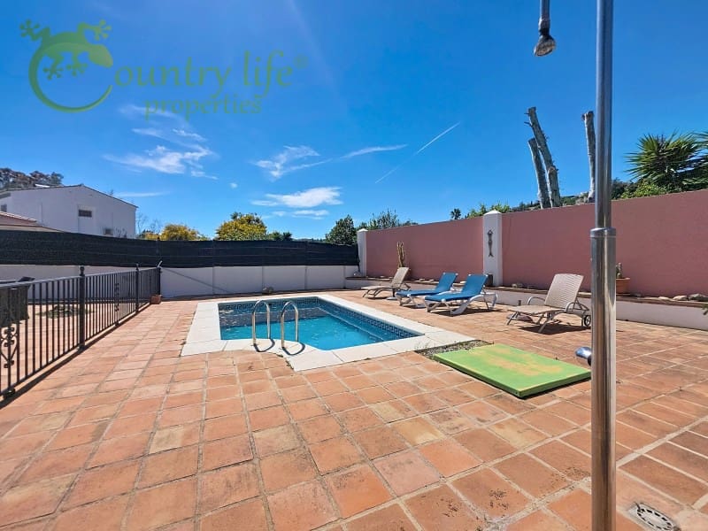 3 bedroom Villa for sale in Alcaucin with pool garage - € 315,000 (Ref: 9735402)