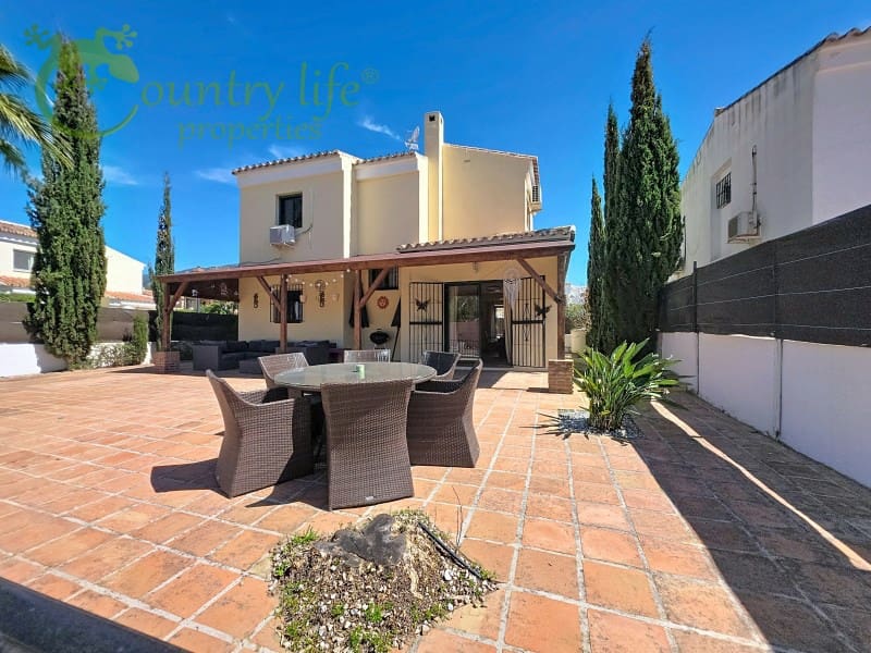 3 bedroom Villa for sale in Alcaucin with pool garage - € 315,000 (Ref: 9735402)