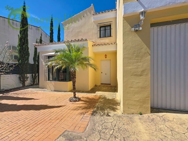 3 bedroom Villa for sale in Alcaucin with pool garage - € 315,000 (Ref: 9735402)