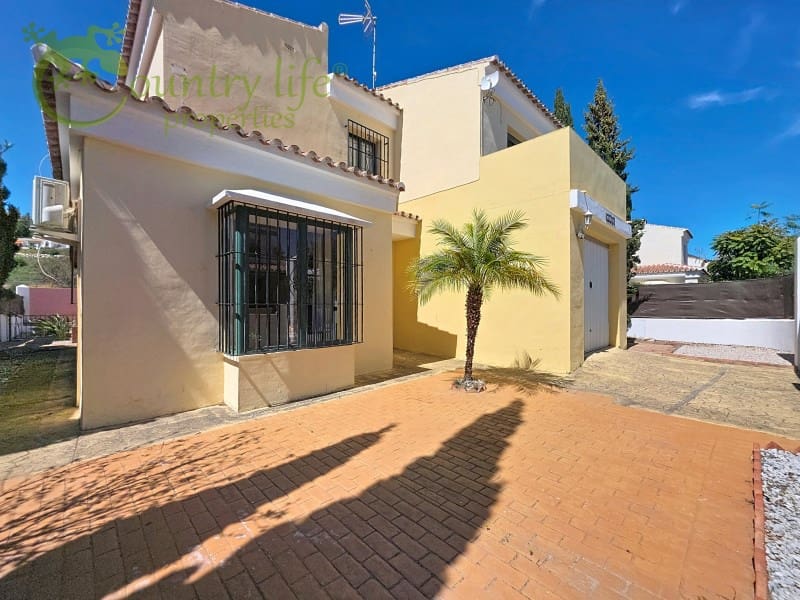 3 bedroom Villa for sale in Alcaucin with pool garage - € 315,000 (Ref: 9735402)