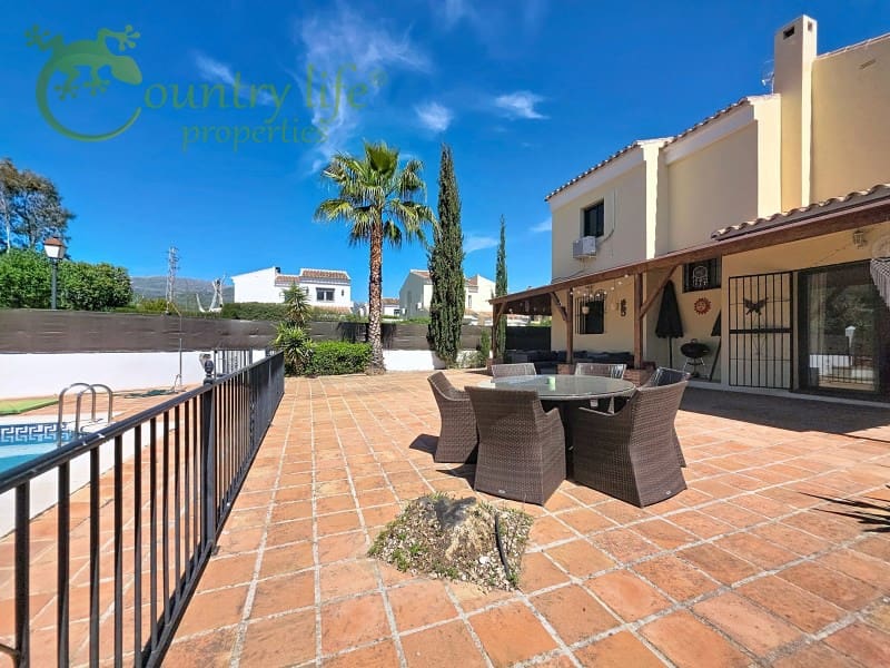 3 bedroom Villa for sale in Alcaucin with pool garage - € 315,000 (Ref: 9735402)