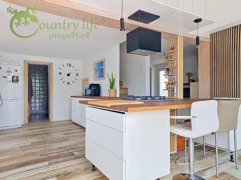 3 makuuhuone Maalaistalo myytävänä paikassa Periana mukana uima-altaan - 259 000 € (Ref: 9813773)