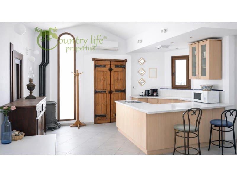 Casa de 3 habitaciones en Canillas de Aceituno en venta - 295.000 € (Ref: 9999569)