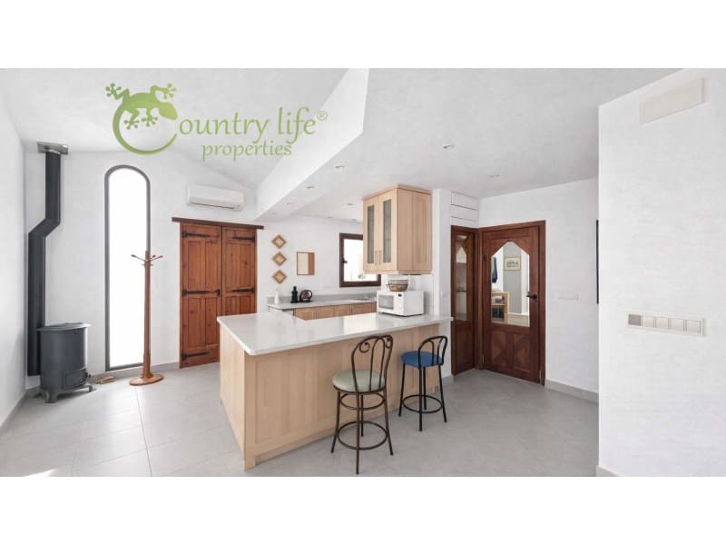 Casa de 3 habitaciones en Canillas de Aceituno en venta - 295.000 € (Ref: 9999569)