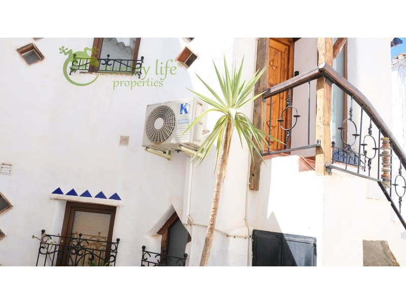 Casa de 3 habitaciones en Canillas de Aceituno en venta - 295.000 € (Ref: 9999569)