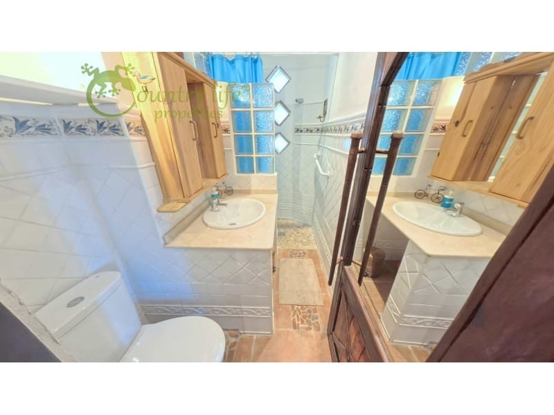 Casa de 3 habitaciones en Canillas de Aceituno en venta - 295.000 € (Ref: 9999569)