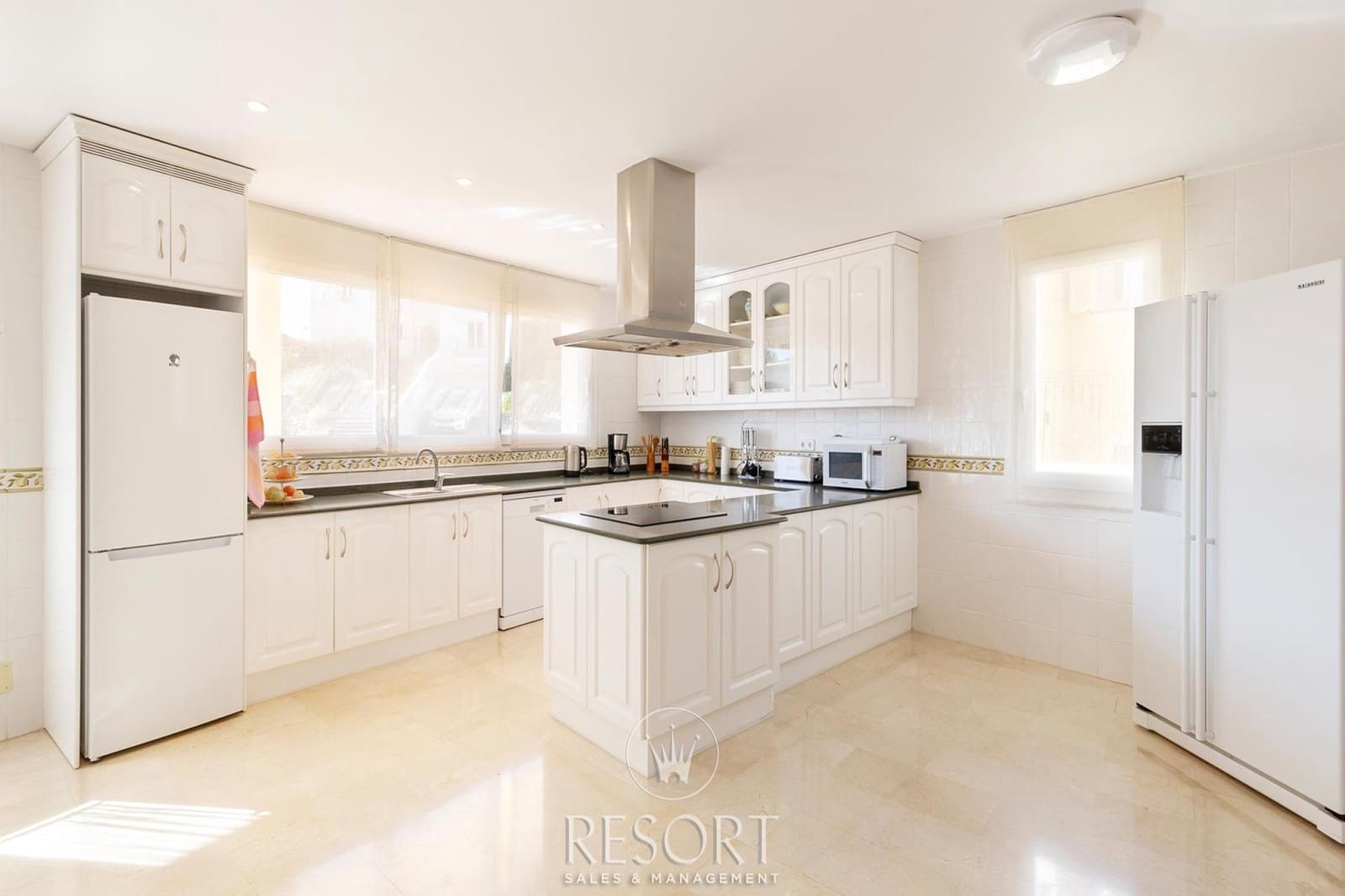 5 makuuhuone Huvila myytävänä paikassa Atamaria mukana uima-altaan 
autotalli - 1 500 000 € (Ref: 9453595)