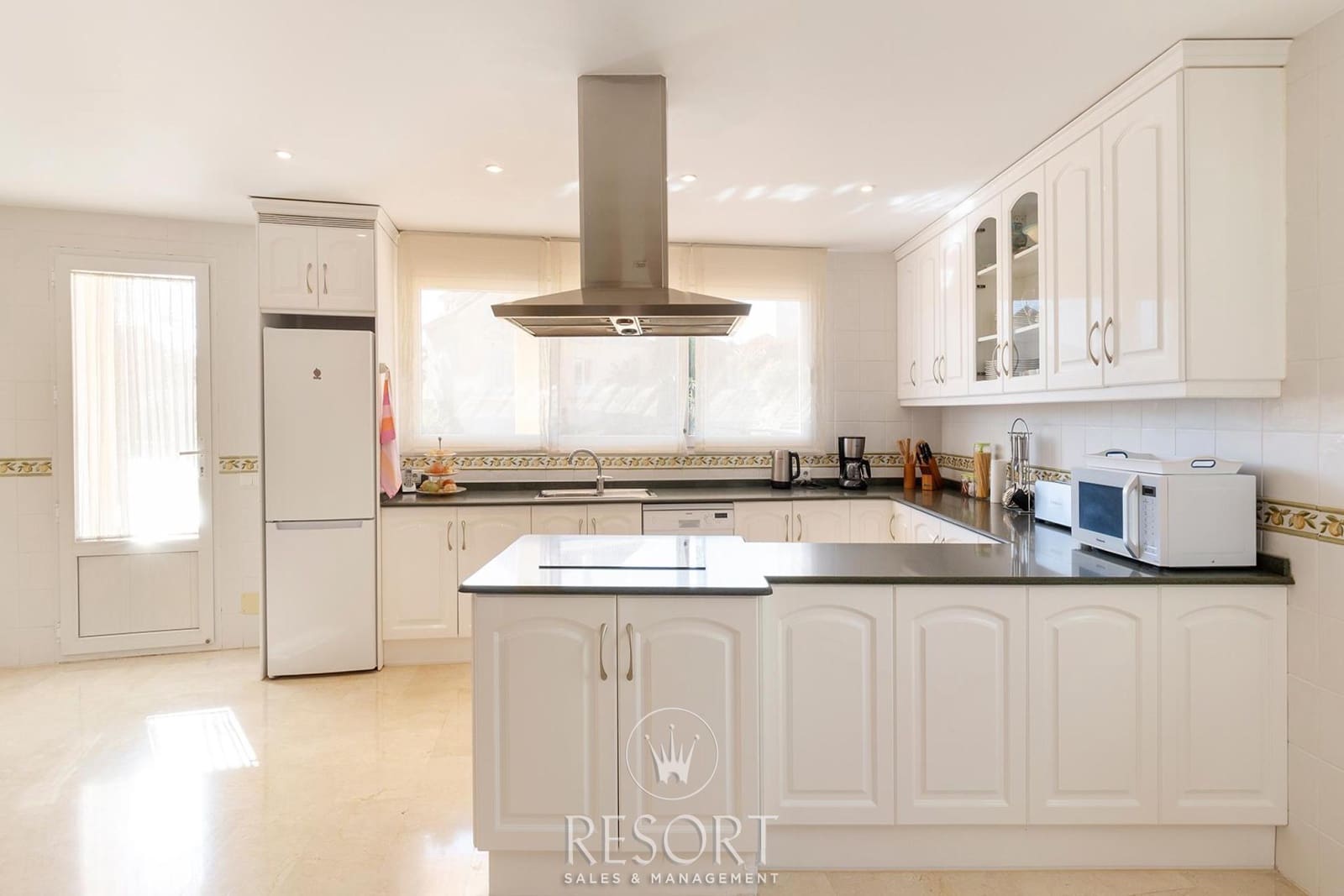 5 makuuhuone Huvila myytävänä paikassa Atamaria mukana uima-altaan 
autotalli - 1 500 000 € (Ref: 9453595)