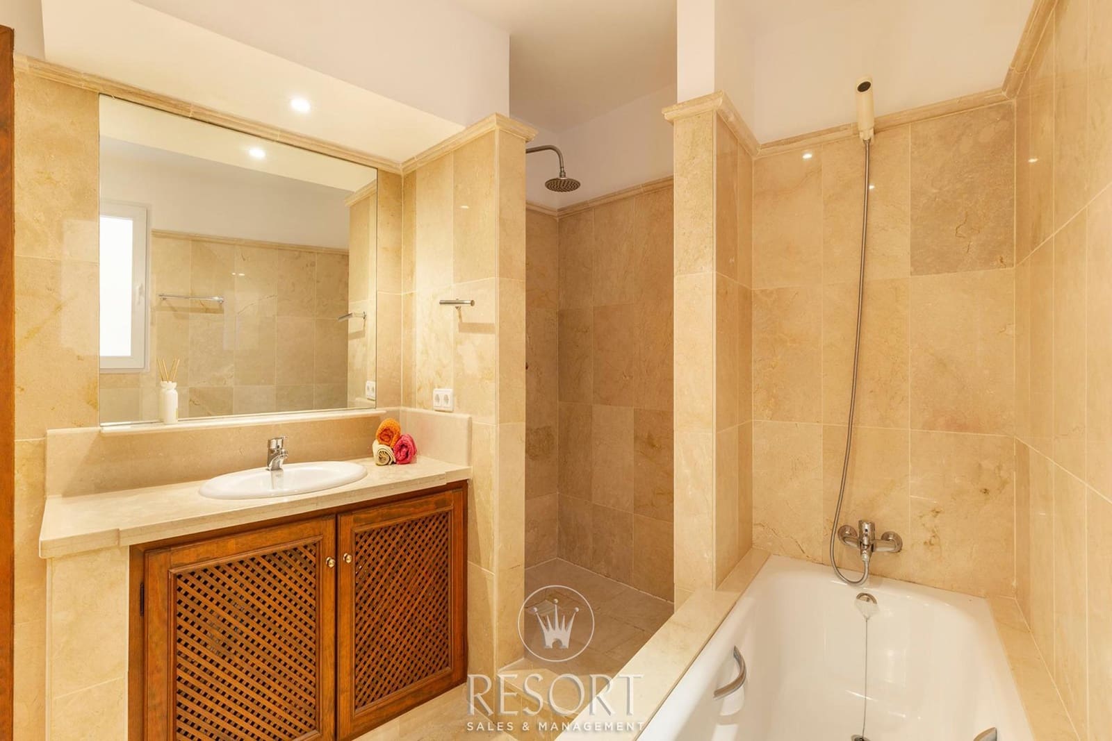 5 makuuhuone Huvila myytävänä paikassa Atamaria mukana uima-altaan 
autotalli - 1 500 000 € (Ref: 9453595)