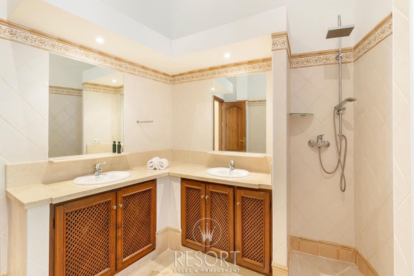 5 makuuhuone Huvila myytävänä paikassa Atamaria mukana uima-altaan 
autotalli - 1 500 000 € (Ref: 9453595)