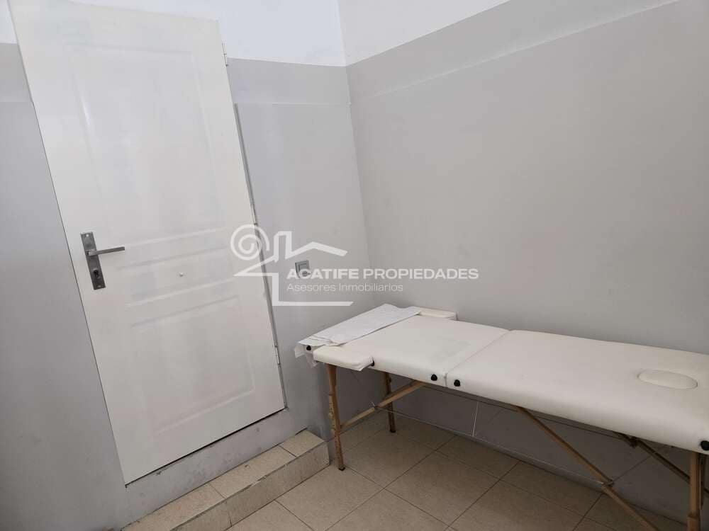 Commercial for sale in Arrecife - € 145,000 (Ref: 9679396)