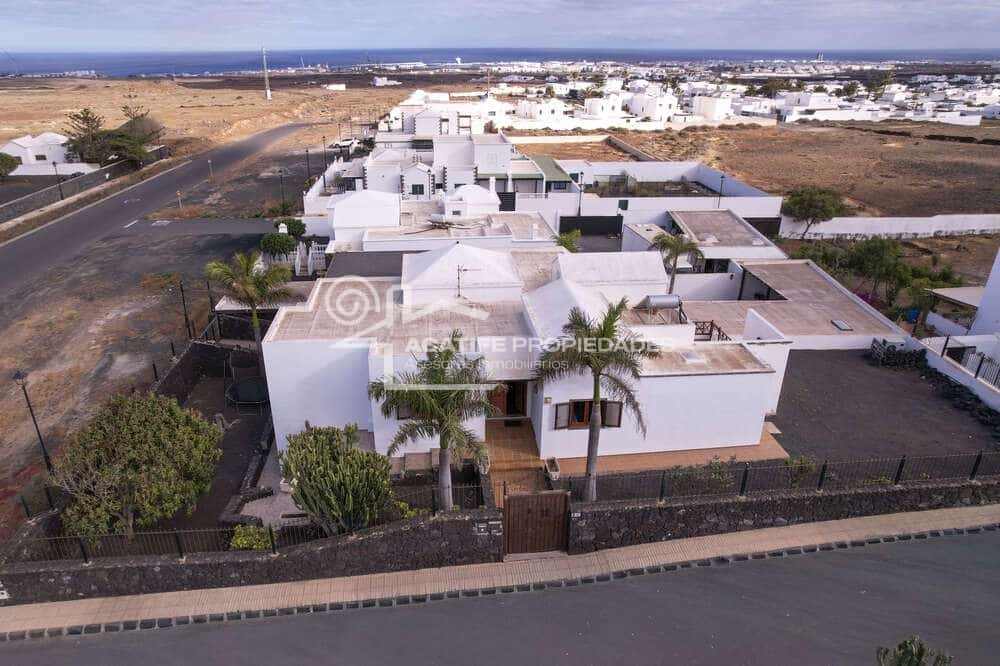 4 bedroom Villa for sale in Tahiche with pool garage - € 695,000 (Ref: 9935445)