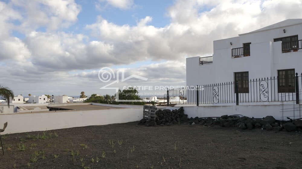 4 bedroom Villa for sale in Tahiche with pool garage - € 695,000 (Ref: 9935445)