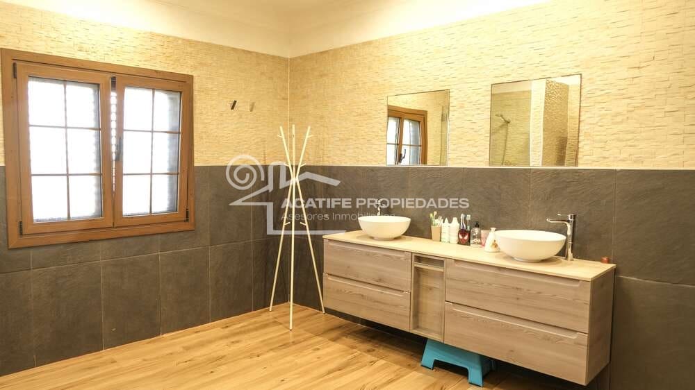 4 bedroom Villa for sale in Tahiche with pool garage - € 695,000 (Ref: 9935445)