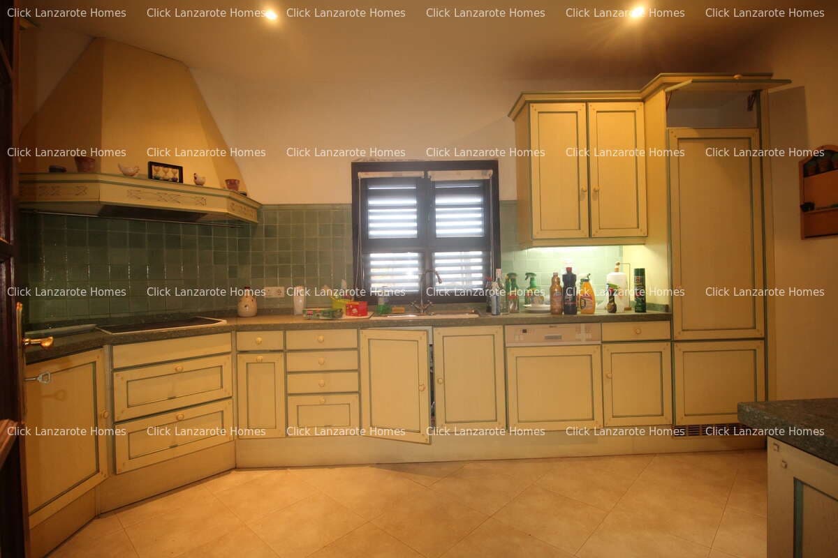 5 soveværelse Finca/Landehus til salg i Las Brenas med swimmingpool garage - € 950.000 (Ref: 9280721)