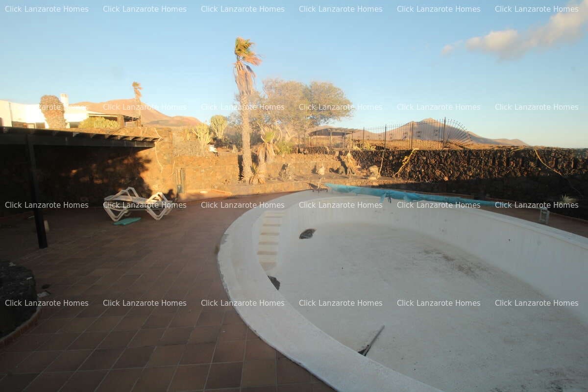 5 soveværelse Finca/Landehus til salg i Las Brenas med swimmingpool garage - € 950.000 (Ref: 9280721)