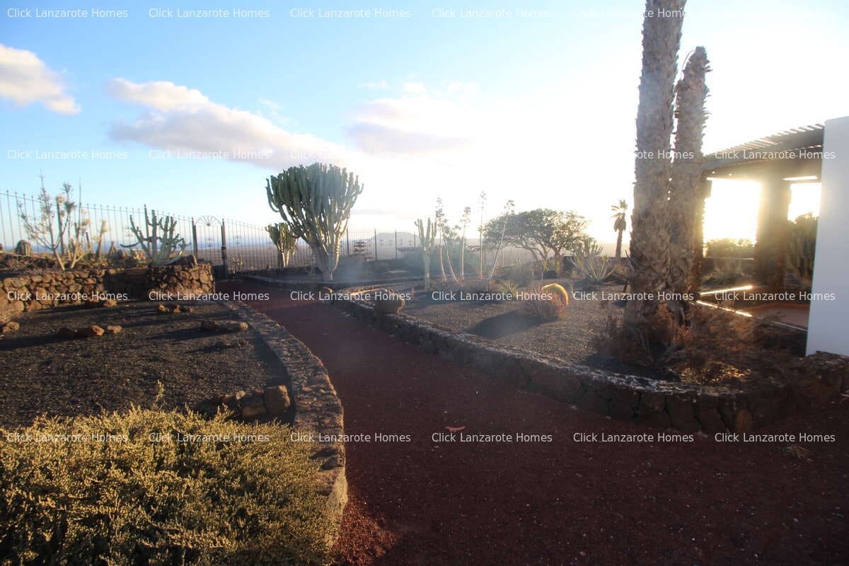 5 soveværelse Finca/Landehus til salg i Las Brenas med swimmingpool garage - € 950.000 (Ref: 9280721)