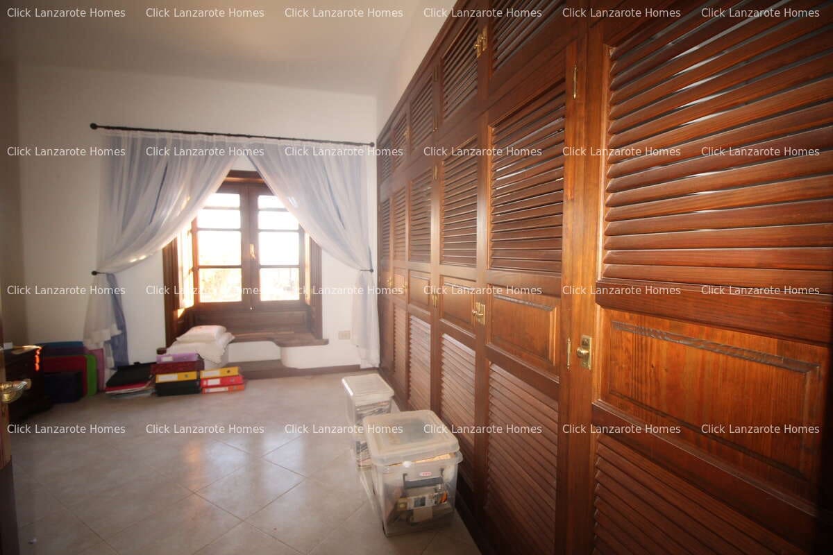 5 soveværelse Finca/Landehus til salg i Las Brenas med swimmingpool garage - € 950.000 (Ref: 9280721)