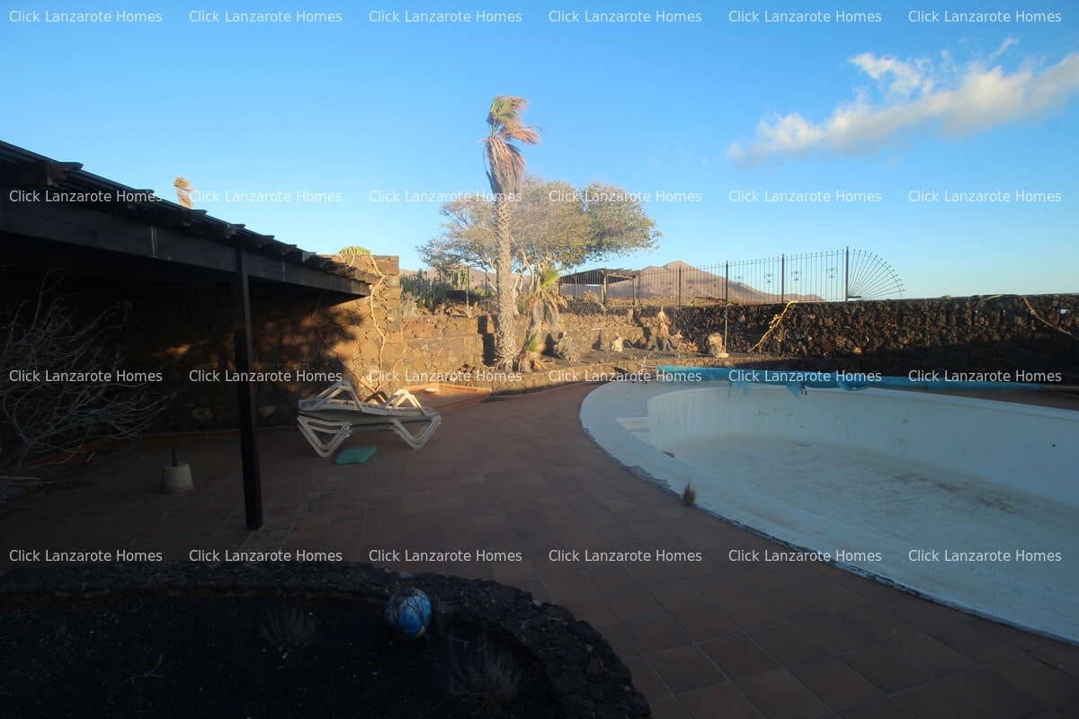 5 soveværelse Finca/Landehus til salg i Las Brenas med swimmingpool garage - € 950.000 (Ref: 9280721)