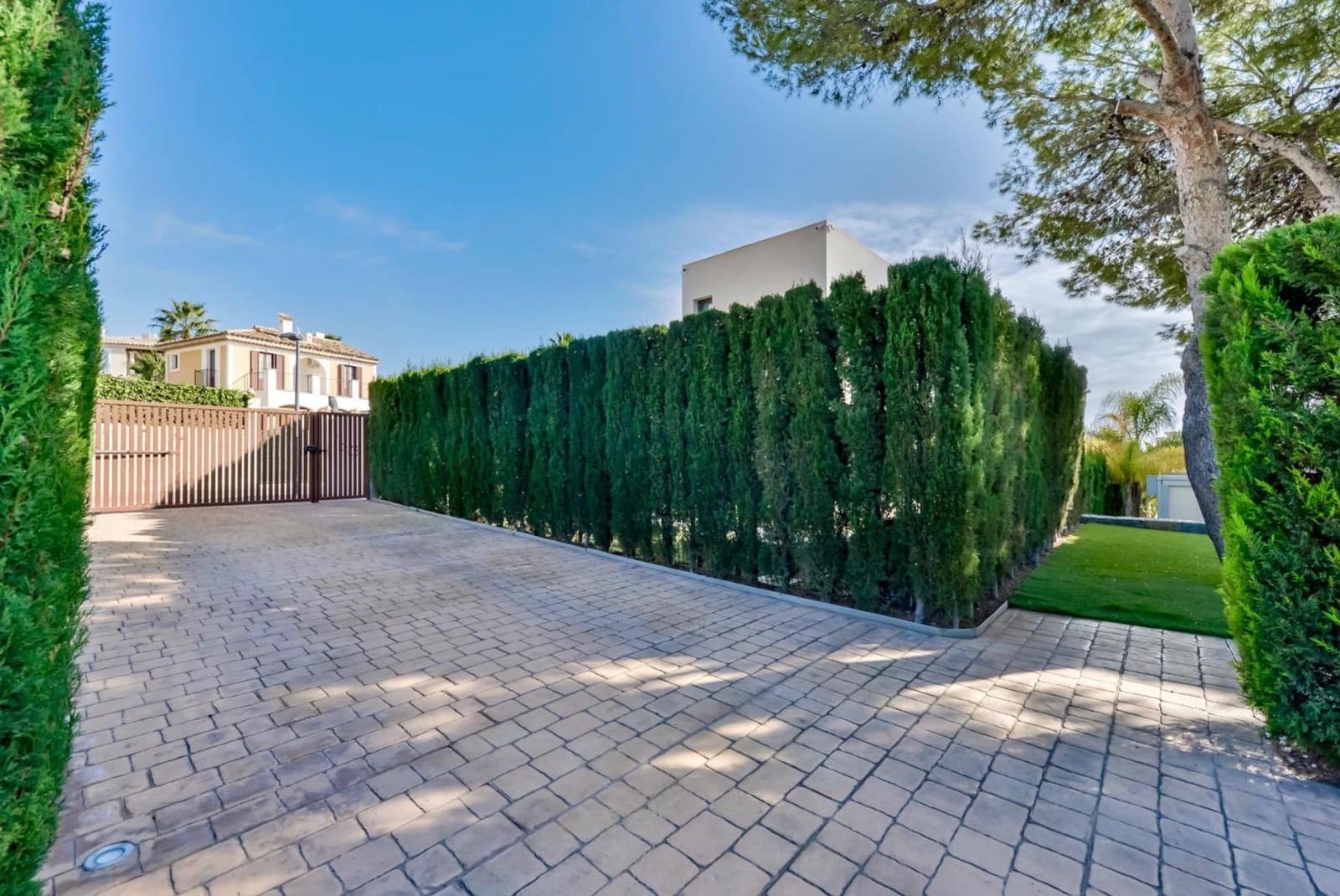 6 bedroom Villa for sale in Finestrat with pool garage - € 1,495,000 (Ref: 8847642)