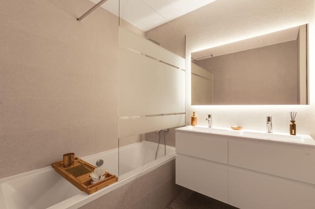 Adosado de 4 habitaciones en Monforte del Cid en venta con piscina - 649.000 € (Ref: 9701642)