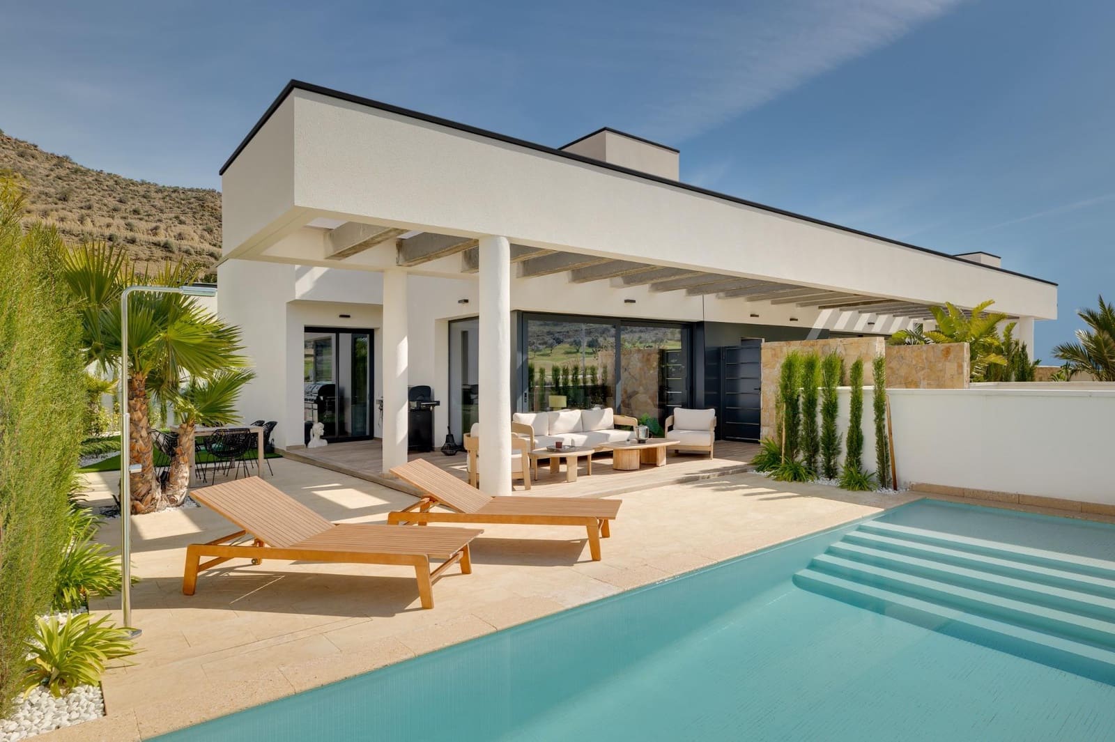 Adosado de 4 habitaciones en Monforte del Cid en venta con piscina - 649.000 € (Ref: 9701642)