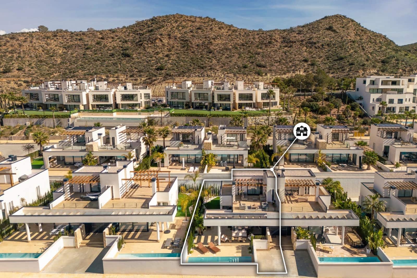 Adosado de 4 habitaciones en Monforte del Cid en venta con piscina - 649.000 € (Ref: 9701642)