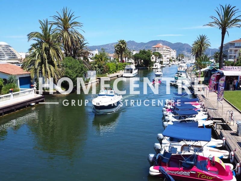 4 Zimmer Villa zu verkaufen in Empuriabrava mit Garage - 695.000 € (Ref: 9321751)