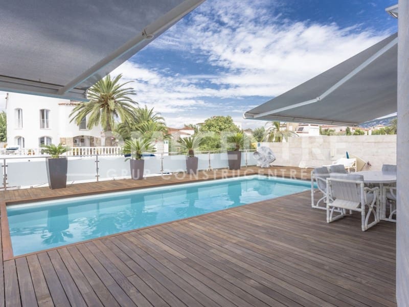5 chambre Villa/Maison à vendre à Empuriabrava avec piscine garage - 1 380 000 € (Ref: 9335310)