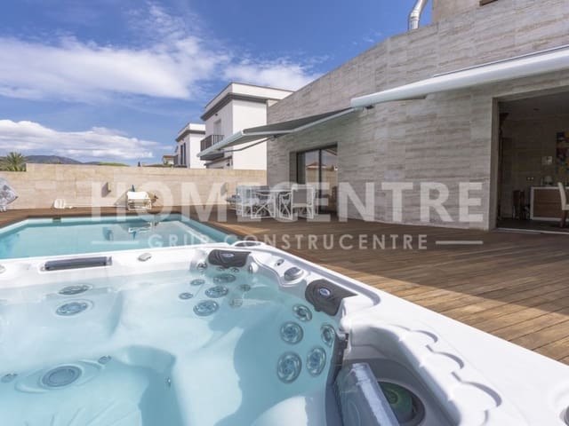 5 bedroom Villa for sale in Empuriabrava, Castelló d'Empúries with pool garage - € 1,380,000 (Ref: 9335310)