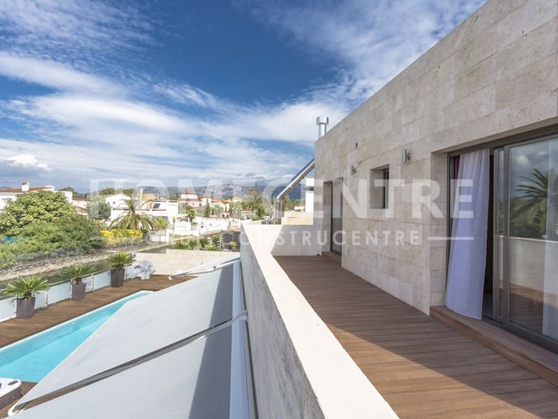 5 chambre Villa/Maison à vendre à Empuriabrava avec piscine garage - 1 380 000 € (Ref: 9335310)