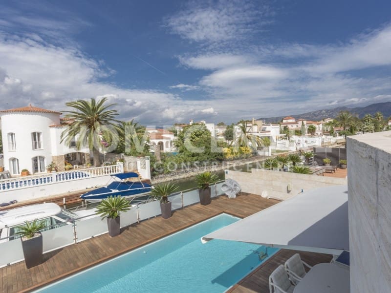 5 chambre Villa/Maison à vendre à Empuriabrava avec piscine garage - 1 380 000 € (Ref: 9335310)