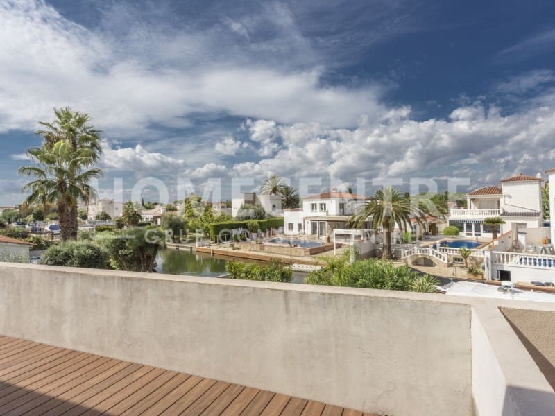 5 chambre Villa/Maison à vendre à Empuriabrava avec piscine garage - 1 380 000 € (Ref: 9335310)