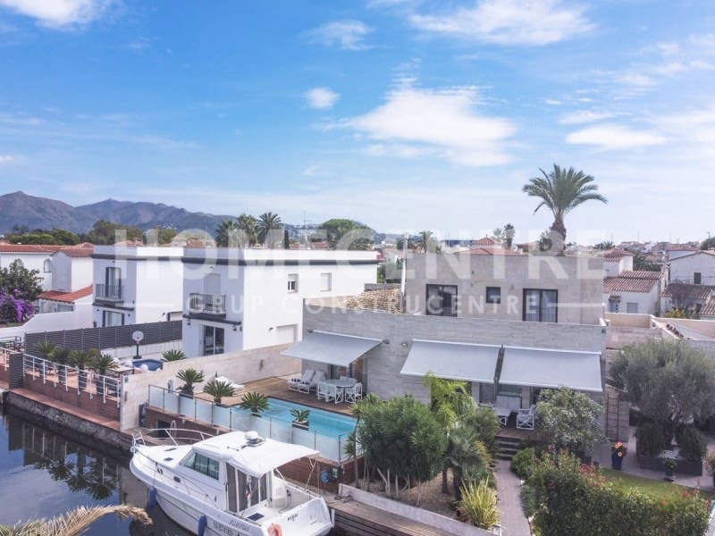 5 chambre Villa/Maison à vendre à Empuriabrava avec piscine garage - 1 380 000 € (Ref: 9335310)