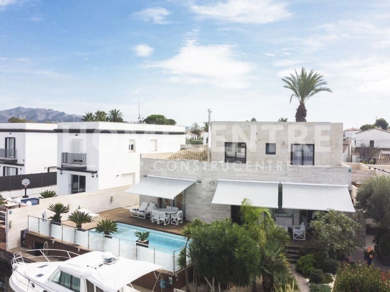 5 chambre Villa/Maison à vendre à Empuriabrava avec piscine garage - 1 380 000 € (Ref: 9335310)