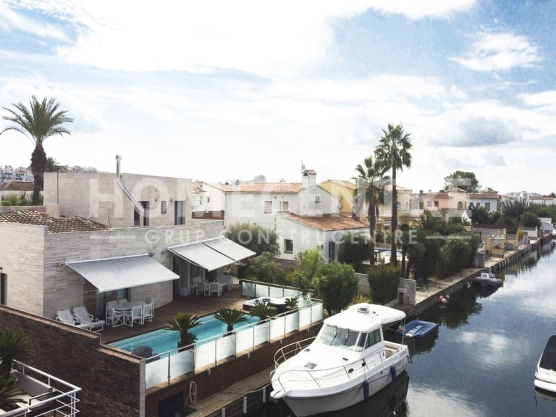 5 chambre Villa/Maison à vendre à Empuriabrava avec piscine garage - 1 380 000 € (Ref: 9335310)