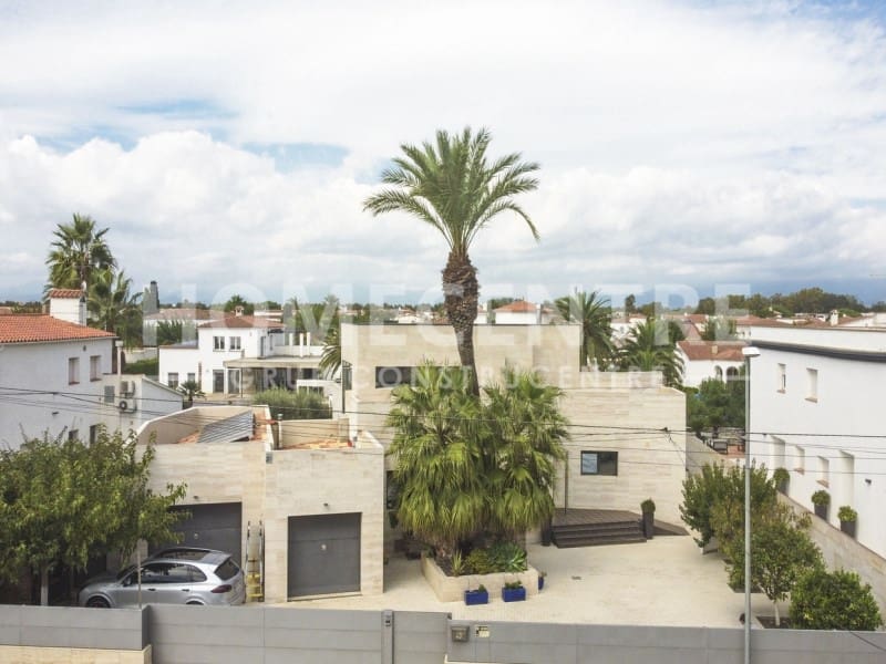 5 chambre Villa/Maison à vendre à Empuriabrava avec piscine garage - 1 380 000 € (Ref: 9335310)