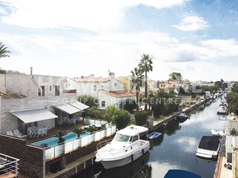 5 chambre Villa/Maison à vendre à Empuriabrava avec piscine garage - 1 380 000 € (Ref: 9335310)