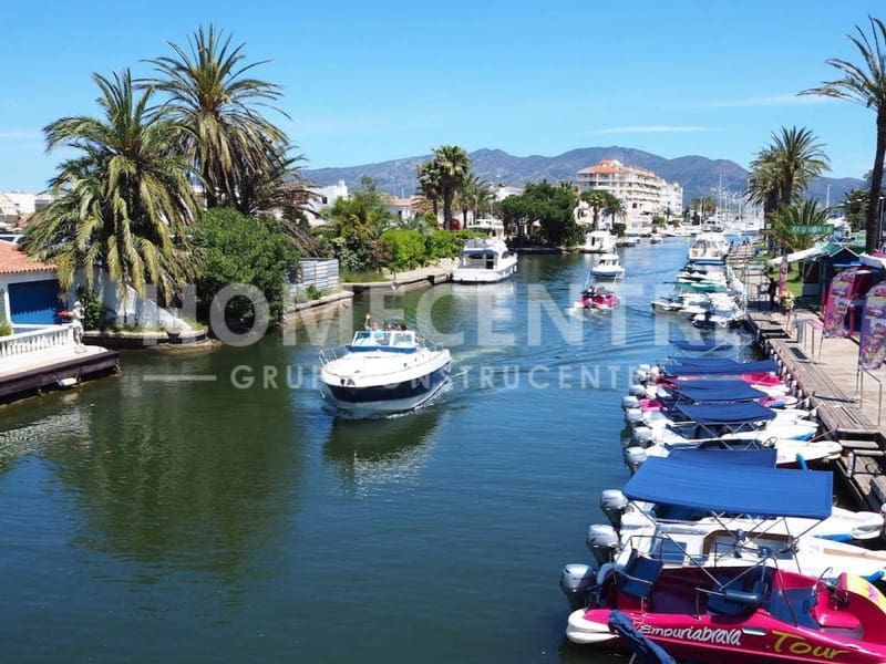 5 chambre Villa/Maison à vendre à Empuriabrava avec piscine garage - 1 380 000 € (Ref: 9335310)